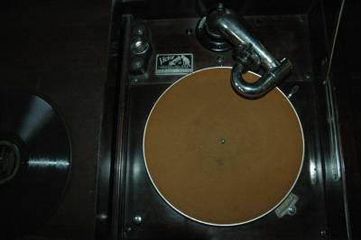Beautiful Mohawk Radio+Victor Wind Up phonograph